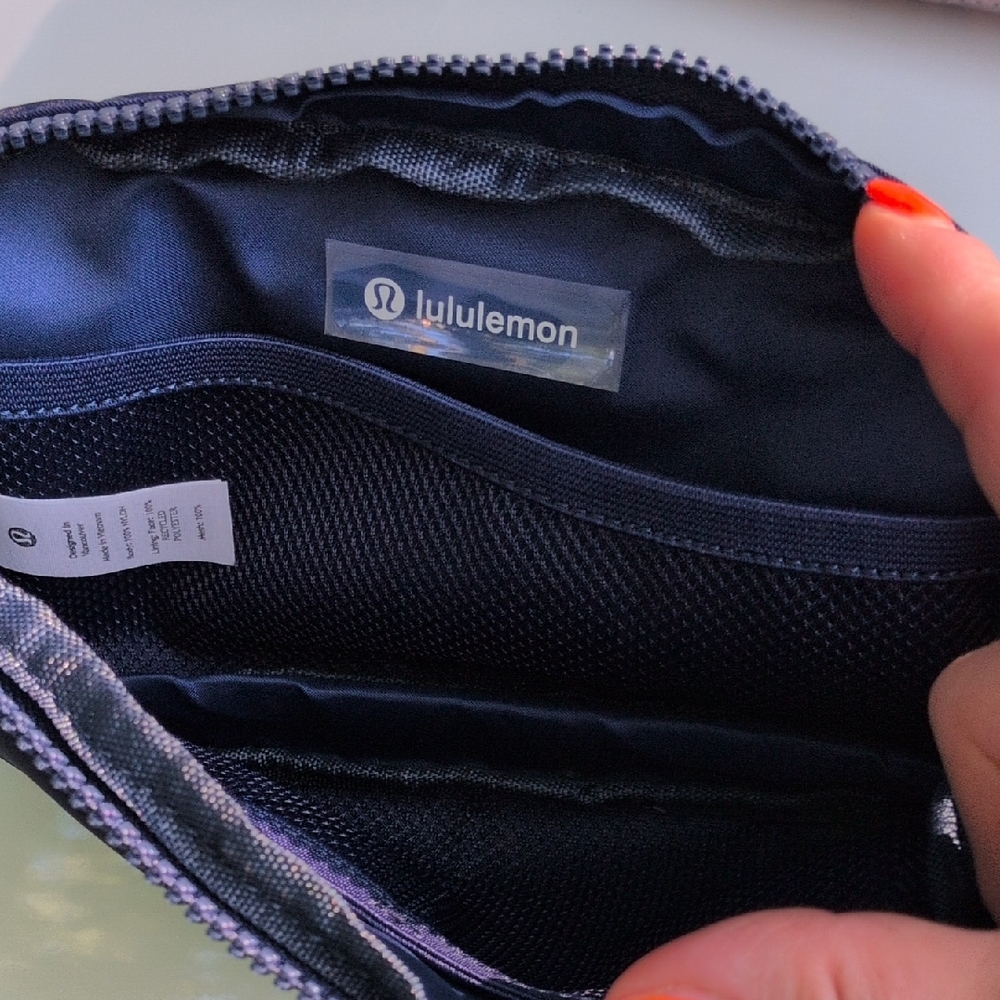 Lululemon Navy Zippered belt  Bag-NWT - Picture 5 of 10